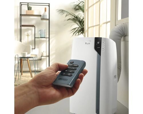 DeLonghi Klimagerät mit Fernbedienung in einem hellen Raum