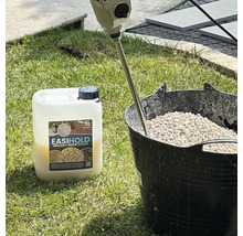 Eimer mit Steinen, Rührwerk und EasiHold Mulch- und Steinbinder auf Gras