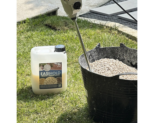 Eimer mit Steinen, Rührwerk und EasiHold Mulch- und Steinbinder auf Gras