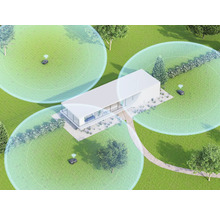 Ansicht von oben: Rasenroboter mähen Rasenfläche in der Nähe eines Hauses