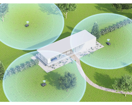 Ansicht von oben: Rasenroboter mähen Rasenfläche in der Nähe eines Hauses