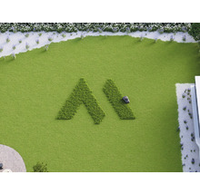 Aufsicht auf einen Rasen mit einem Rasenmäherroboter, der ein Muster mäht