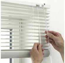 Installation von weißen Jalousien am Fenster