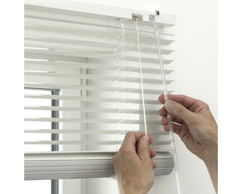 Installation von weißen Jalousien am Fenster