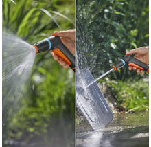 Gartenspritzpistole im Einsatz zum Reinigen einer Schaufel und zum Bewässern von Pflanzen
