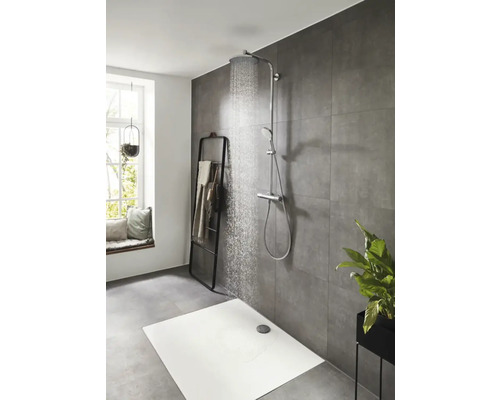 Modernes Badezimmer mit Dusche, Handtuchhalter und Fensterbank