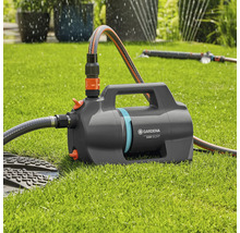 Gardena Gartenpumpe 5200 Silent mit angeschlossenen Schläuchen auf Rasen