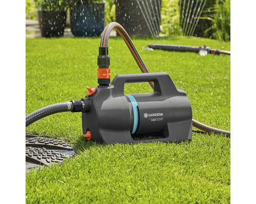 Gardena Gartenpumpe 5200 Silent mit angeschlossenen Schläuchen auf Rasen
