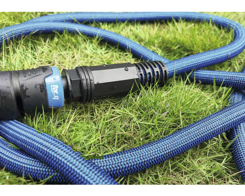 Blauer Gartenschlauch mit Anschlussstück auf Gras