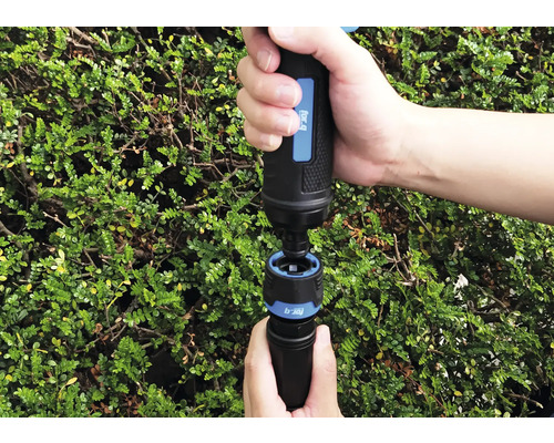 Zwei Hände verbinden einen Schlauchverbinder der Marke for_q.