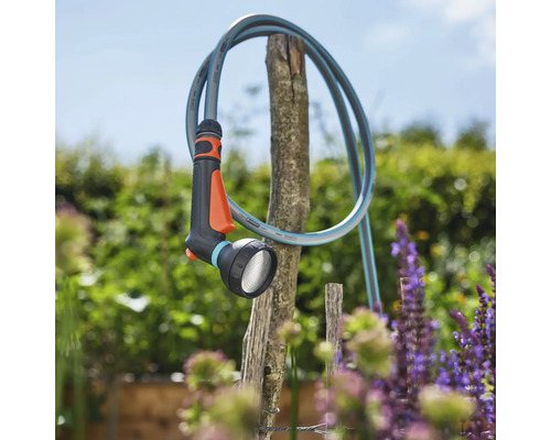 Gartenschlauch mit Sprühkopf zur Bewässerung von Pflanzen
