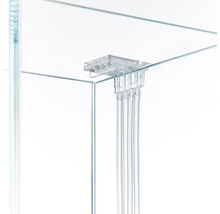 Aquarium mit transparentem Zubehör zur Wasserführung