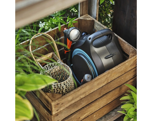 Gartenschlauchbox mit Spritzpistole in Holzkiste