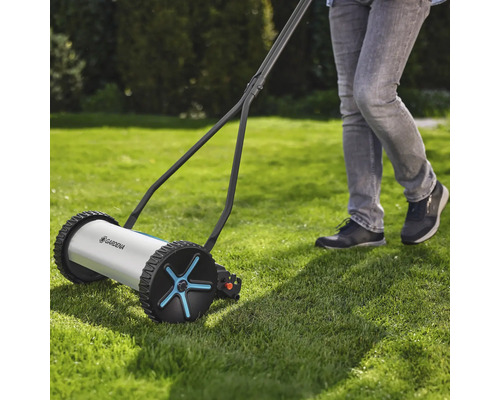 Handrasenmäher im Einsatz auf Rasenfläche