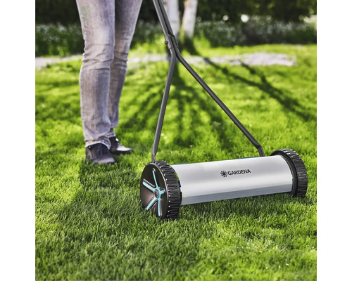 Handrasenmäher von Gardena im Einsatz auf einer Rasenfläche