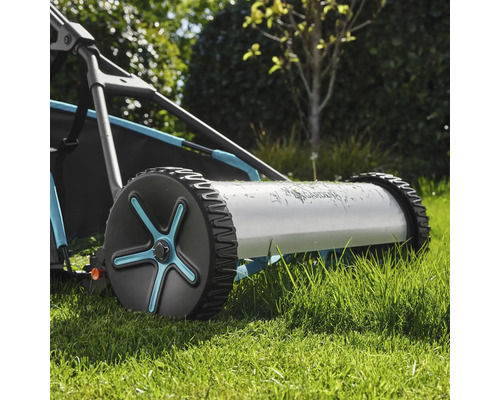 Handrasenwalze auf Gras für die Gartenpflege