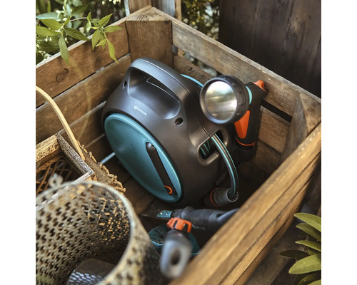 Gardena Schlauchbox in einer Holzkiste