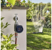 Bewässerungssteuerung von Gardena mit Sprinkler im Garten