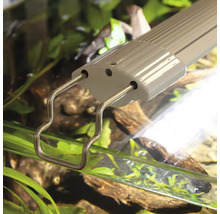 Aquarienleuchte mit Halterung am Aquarium befestigt