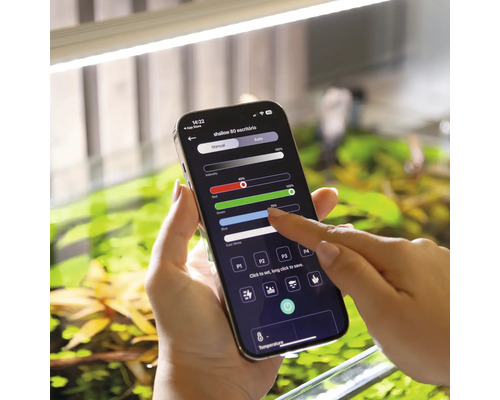 Smartphone mit Aquarium-Beleuchtungs-App zur Steuerung der Lichtintensität und Farbe.