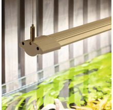 Aquariumleuchte mit Aufhängung über einem Aquarium