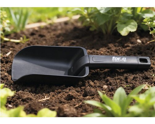 Gartenschaufel aus Kunststoff im Beet