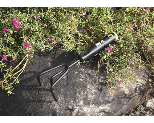 Gartenkralle vor dem Bepflanzen auf Stein