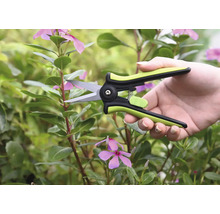 Gartenschere im Einsatz zum Beschneiden von Pflanzen