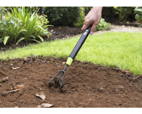 Bodenbearbeitung mit einer Gartenkralle im Garten
