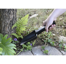 Gartenschaufel im Einsatz beim Pflanzen im Garten.