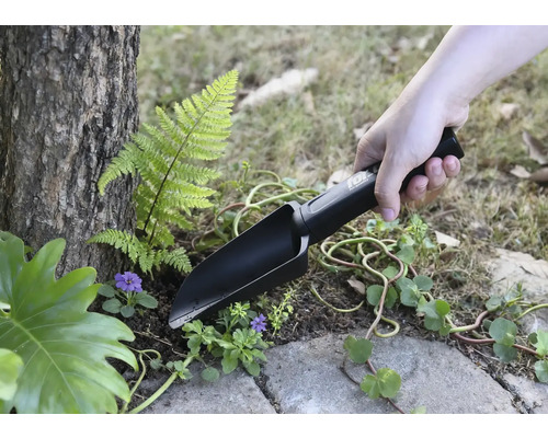 Gartenschaufel im Einsatz beim Pflanzen im Garten.