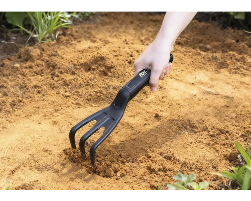 Gartenkralle im Einsatz in Erde