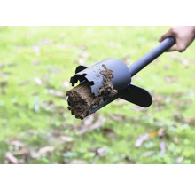 Erdlochbohrer mit Erdreich