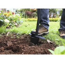 Gartenwerkzeug zum Pflanzen von Blumenzwiebeln im Garten