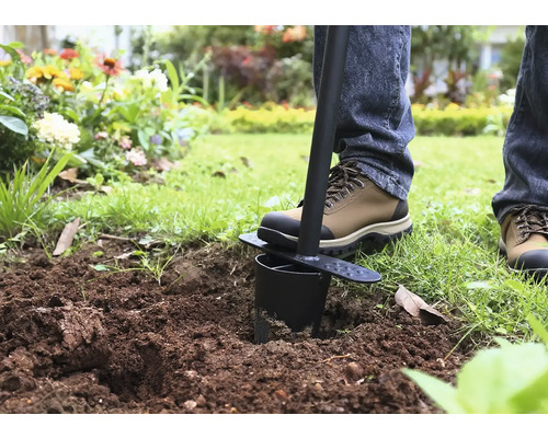 Gartenwerkzeug zum Pflanzen von Blumenzwiebeln im Garten