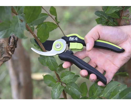 Gartenschere in Verwendung an einem Ast mit Blättern, Marke for.q.