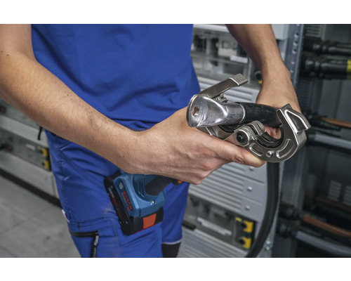 Eine Person hält eine Rohrschere in der Hand, Werkzeug für die Installation