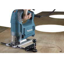 Makita Stichsäge beim Schneiden eines Kreises in ein Holzbrett