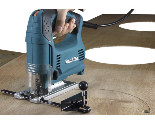 Makita Stichsäge beim Schneiden eines Kreises in ein Holzbrett