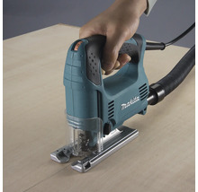 Makita Stichsäge beim Schneiden von Holz