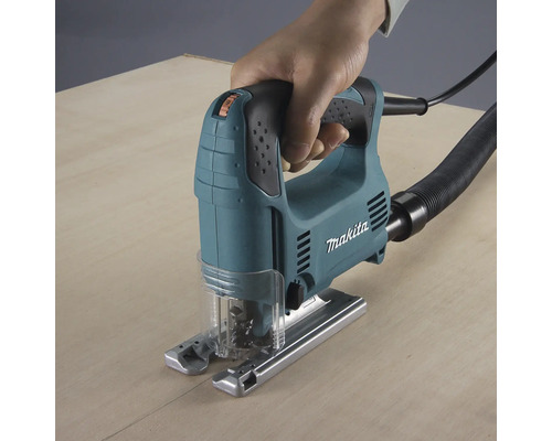 Makita Stichsäge beim Schneiden von Holz