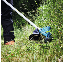 Makita Rasentrimmer im Einsatz beim Grasschneiden