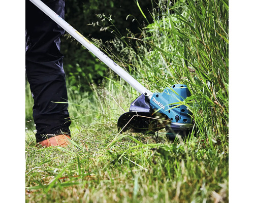 Makita Rasentrimmer im Einsatz beim Grasschneiden