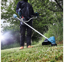 Eine Person benutzt einen Makita Akku Rasentrimmer im Garten.