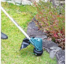 Rasentrimmer im Einsatz zum Kantenschneiden von Gras