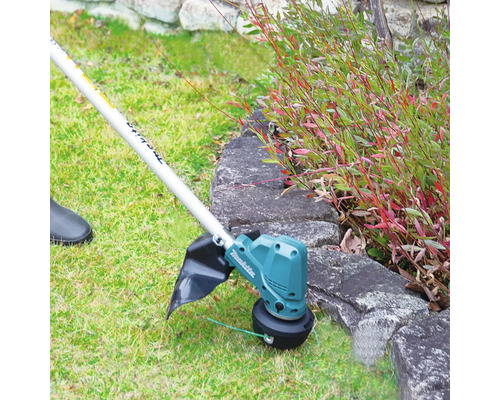 Rasentrimmer im Einsatz zum Kantenschneiden von Gras