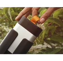 Person zieht an einem orangefarbenen Band an einem Gartengerät.