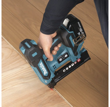 Makita Akku Nagelpistole im Einsatz auf Holzboden.