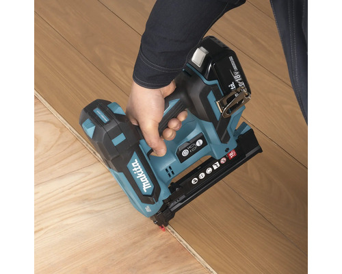Makita Akku Nagelpistole im Einsatz auf Holzboden.