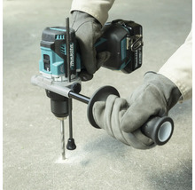 Akku-Bohrmaschine im Einsatz beim Bohren eines Lochs in Beton